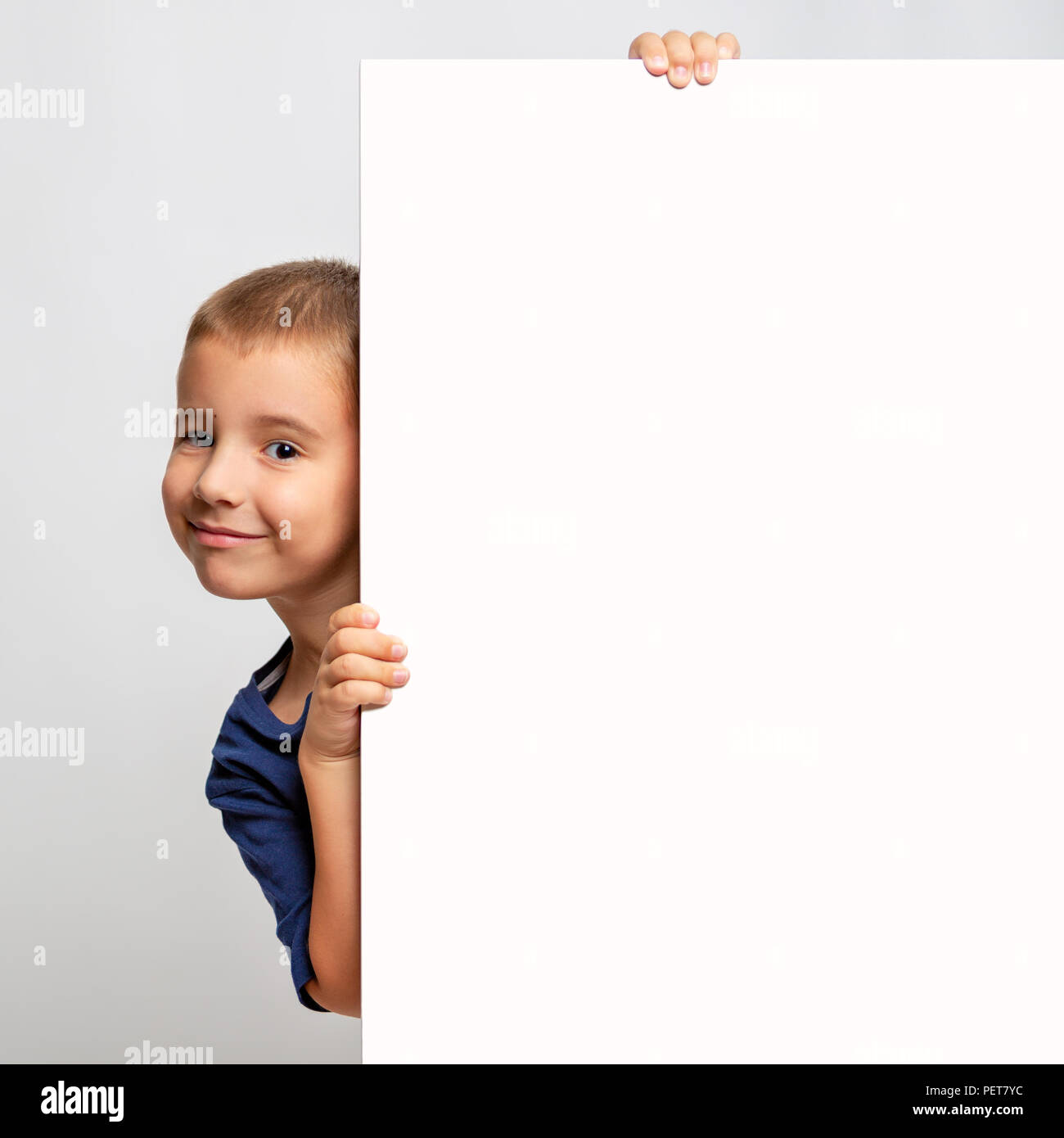 Weiß Billboard mit lachenden Kind auf der Seite Stockfoto