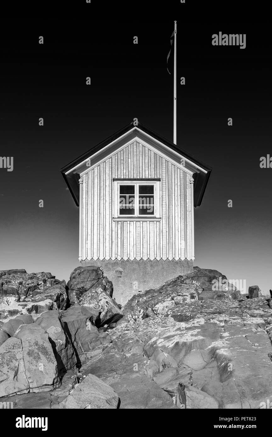 Ein schwarz-weiß Bild von dem berühmten kleinen Hütte am Torekov an der schwedischen Küste. Stockfoto