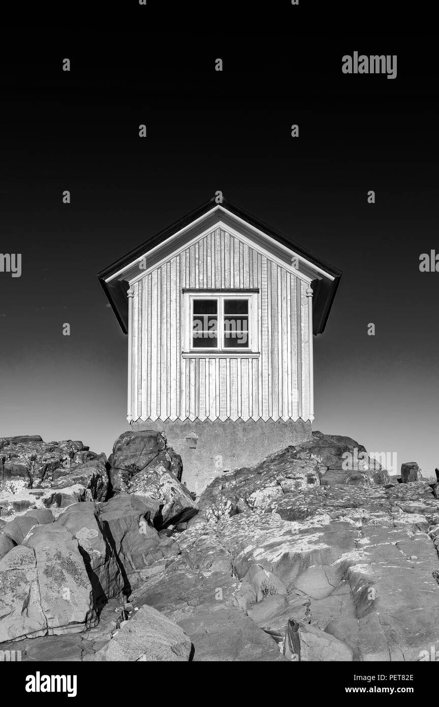 Ein schwarz-weiß Bild von dem berühmten kleinen Hütte am Torekov an der schwedischen Küste. Stockfoto
