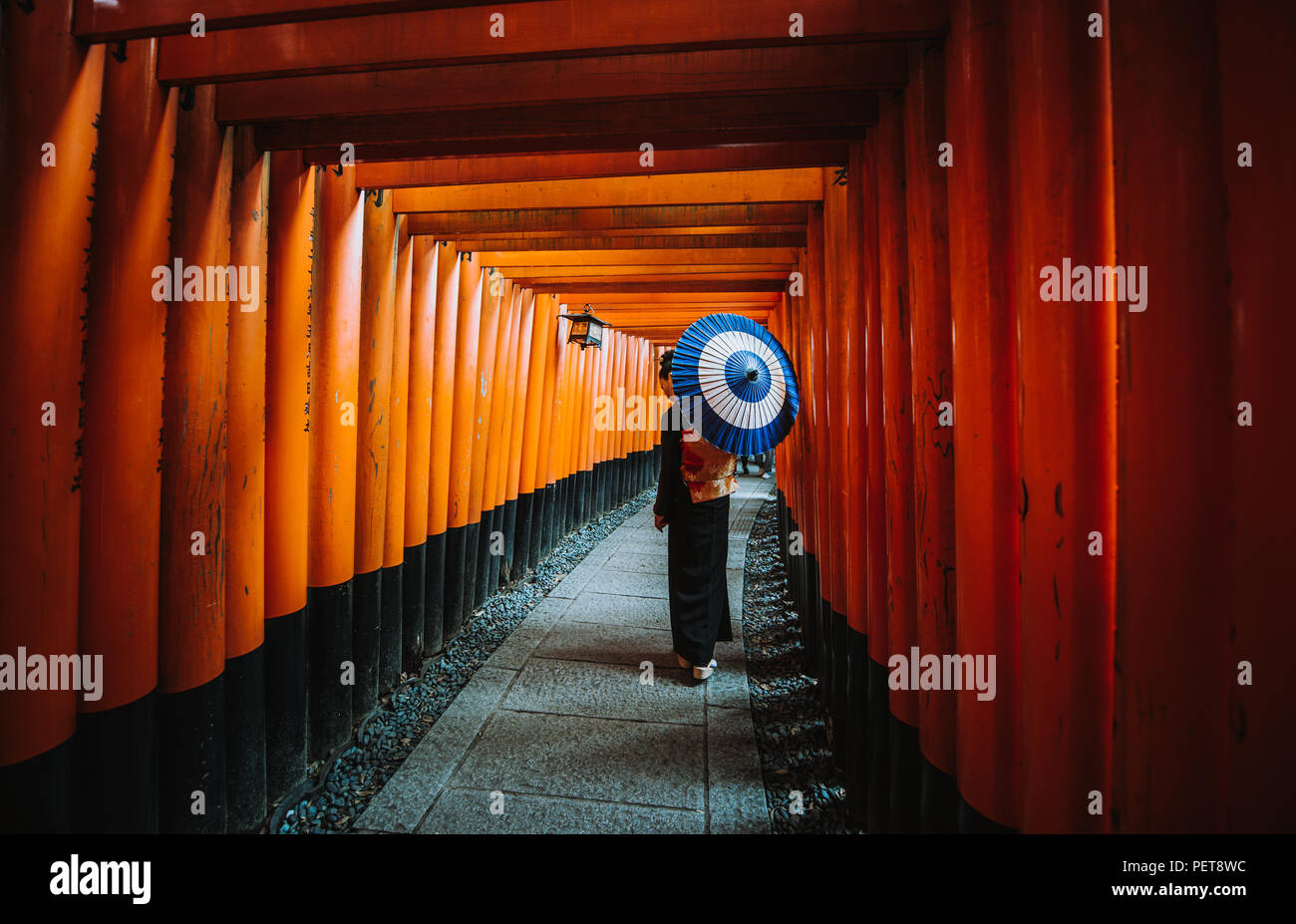 Schönen japanischen ältere Frau zu Fuß in den fushimi Inari Schrein in Kyoto. Stockfoto