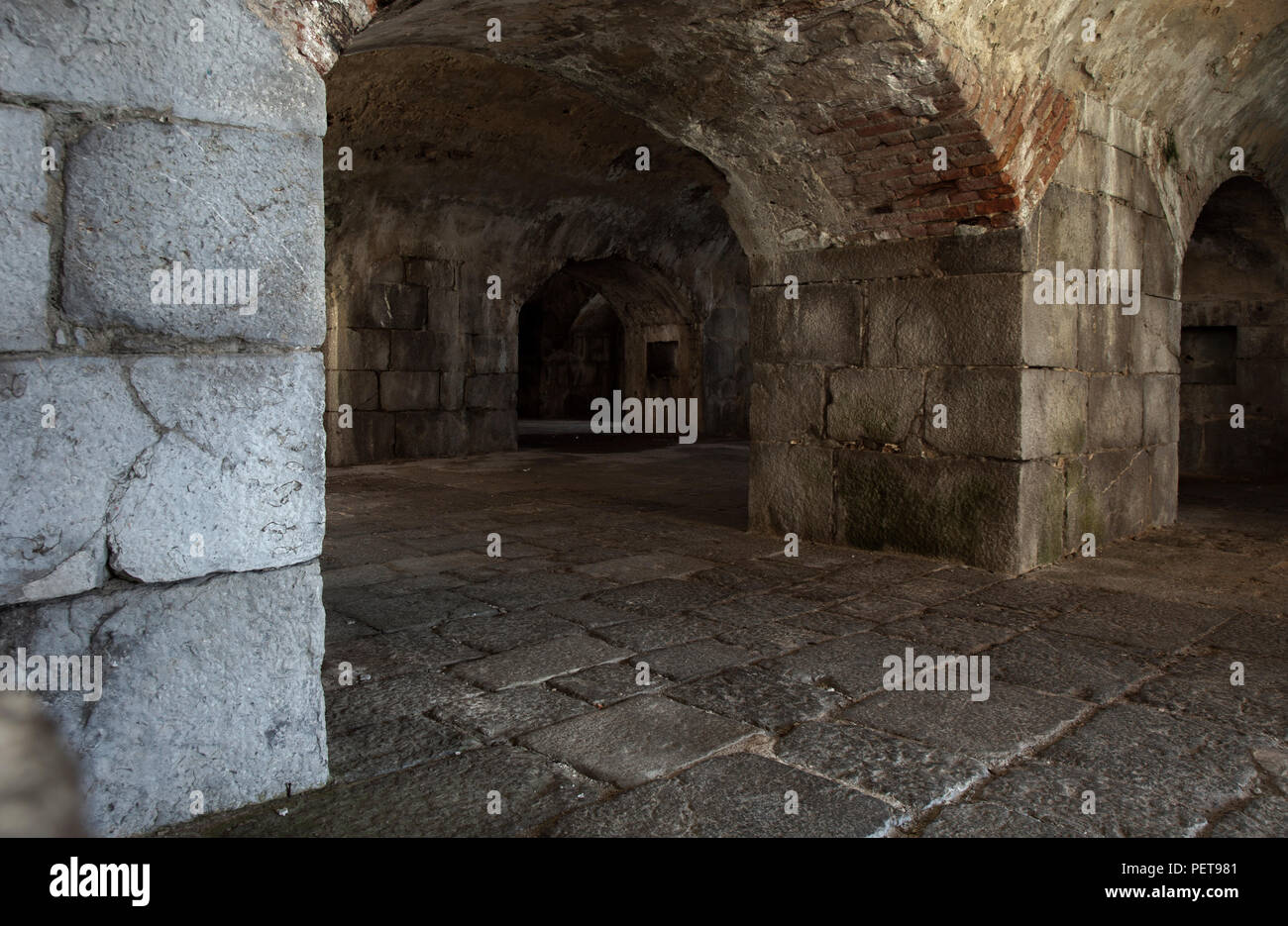 Kantabrien Santona Stadt, Old Fort Fuerte de San Carlos, Kalkstein Bögen Stockfoto