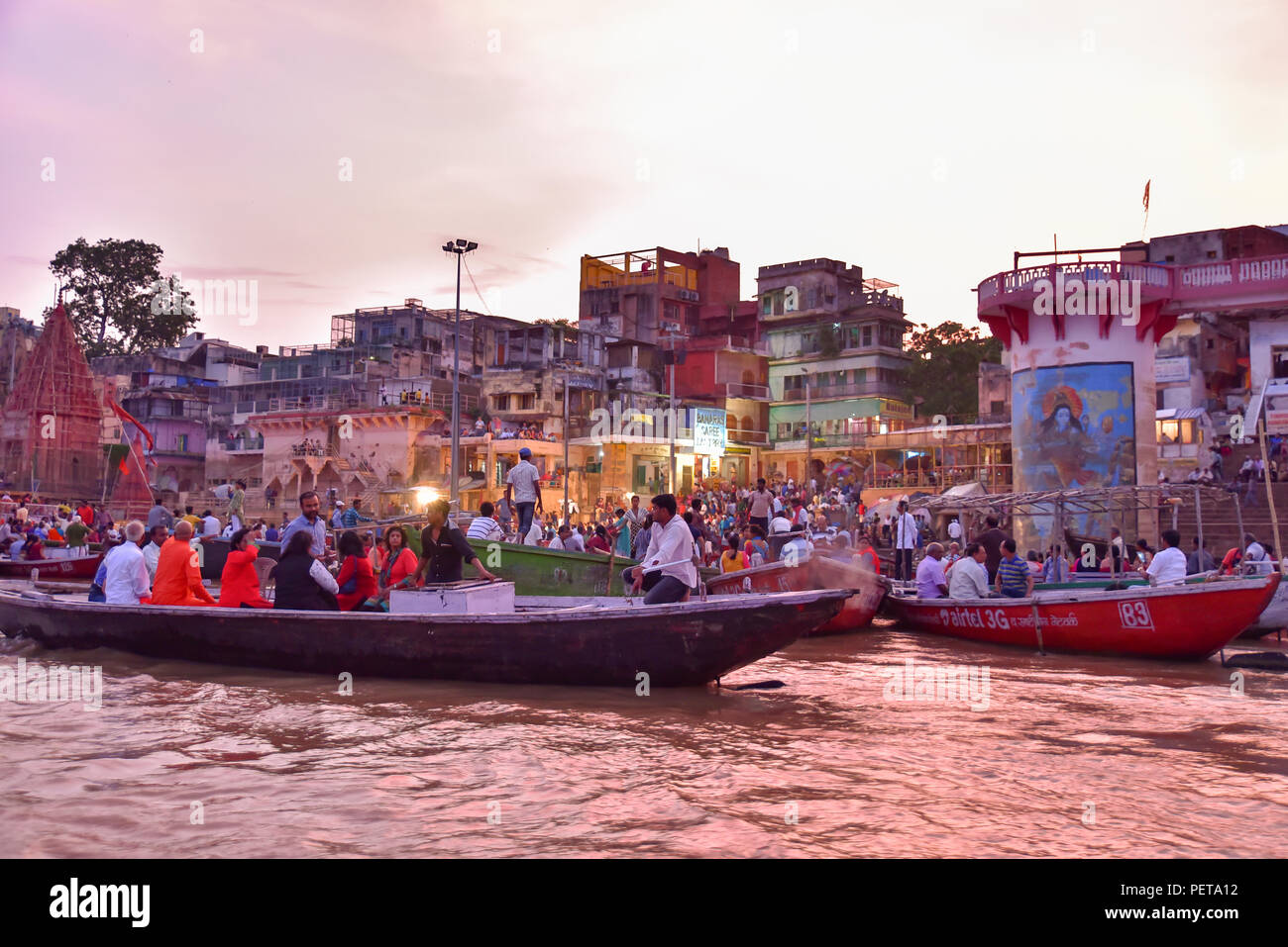 Indische Menschen und Touristen auf Boote bei Dashashwamedh Ghat am Ganges am Abend Stockfoto