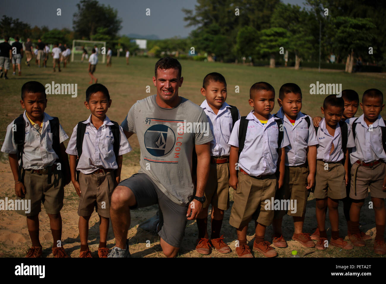 Die Schülerinnen und Schüler von Ban Phromnimit Schule und des US Marine Corps Lance Cpl. Seth Ankerson, Combat engineer, Bekämpfung der Logistik Bataillon 3 (CLB3), für ein Foto in Wang Yeng Nam, Thailand darstellen, während der übung Cobra Gold, Feb 5, 2016. Cobra Gold 2016, in seiner 35. Iteration, mit einem speziellen Fokus auf humanitäre Civic action, Engagement für die Gemeinschaft, und ärztlichen Tätigkeiten während der Übung durchgeführt, um die Bedürfnisse und humanitären Interessen der Zivilbevölkerung in der Region zu unterstützen. (U.S. Marine Corps Combat Kamera Foto von Lance Cpl. Miguel A. Rosales/Freigegeben) Stockfoto