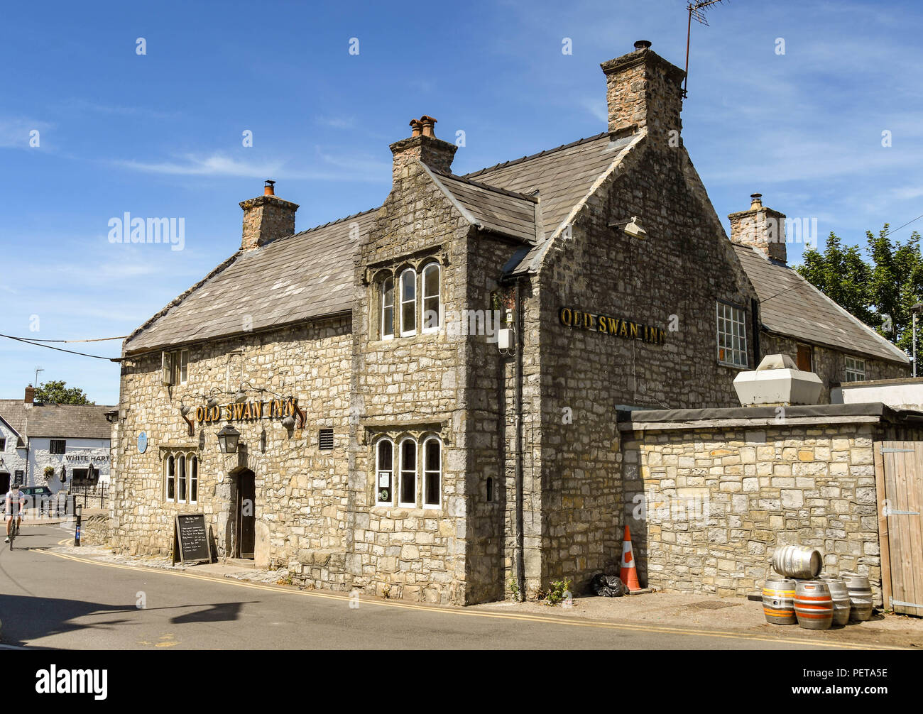 Die historische Old Swan Inn in Llantwit Major, Tal von Glamorgan, ist rund 800 Jahre alt. Stockfoto