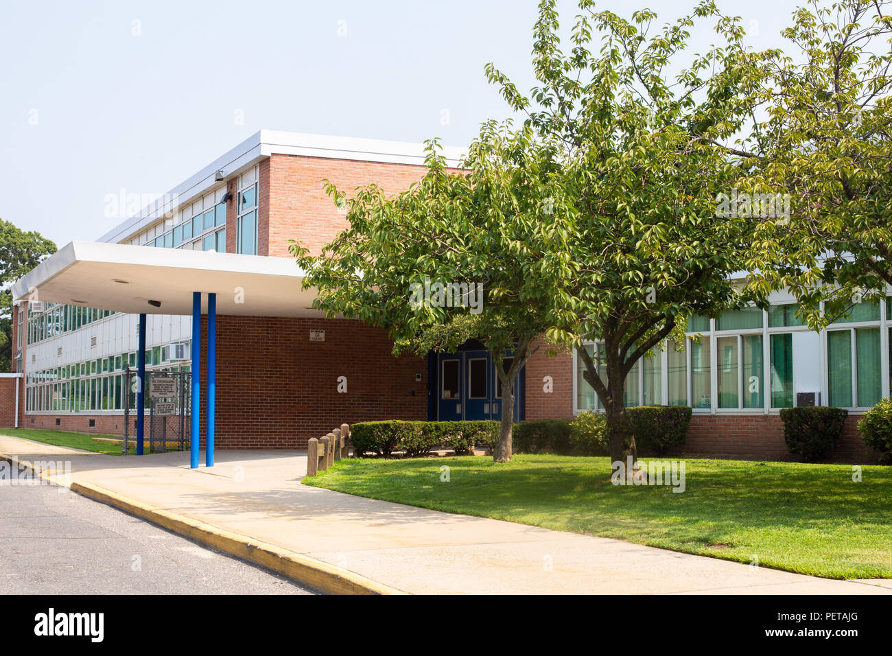 Blick auf typisch amerikanische Schule außen Stockfoto