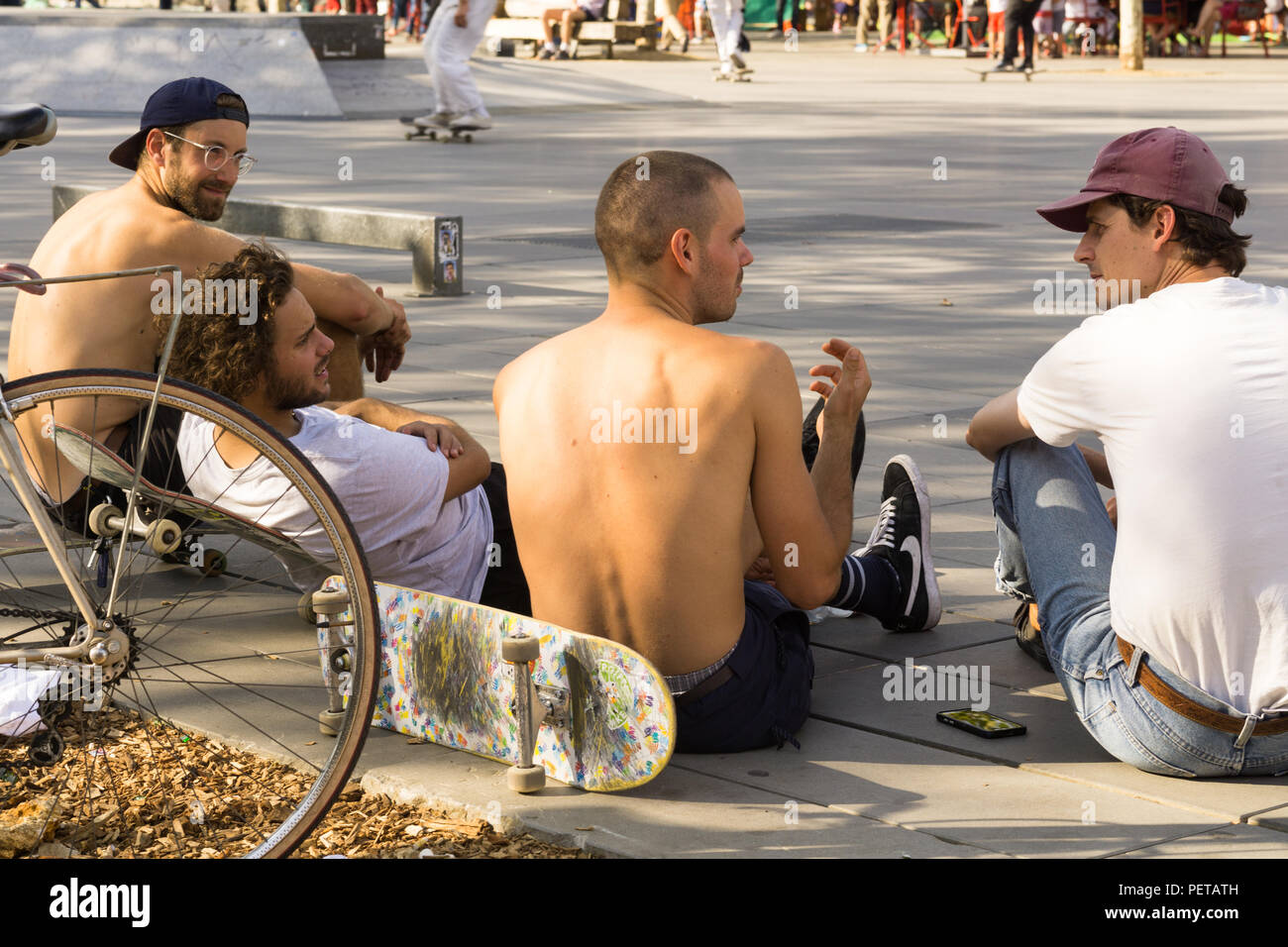 Paris Skater-Skater auf dem Place de la Republique in Paris, Frankreich, Europa zu plaudern. Stockfoto