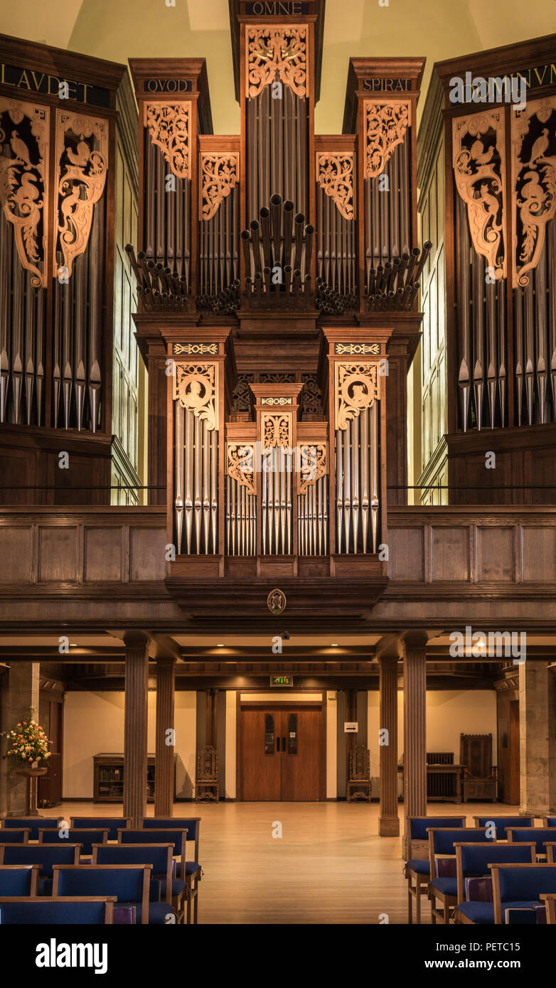Edinburgh, Schottland, Großbritannien, 13. Juni 2012: monumentale Orgel in der Greyfriars Kirk oder die Kirche. Braun Holz dominierende Farbe. Stockfoto