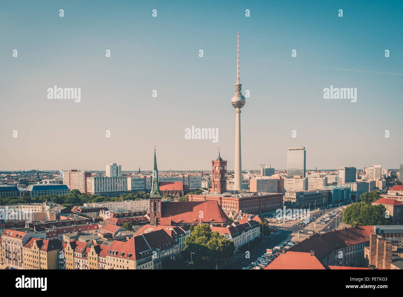 Berliner Skyline Antenne mit Fernsehturm und dem Roten Rathaus Stockfoto