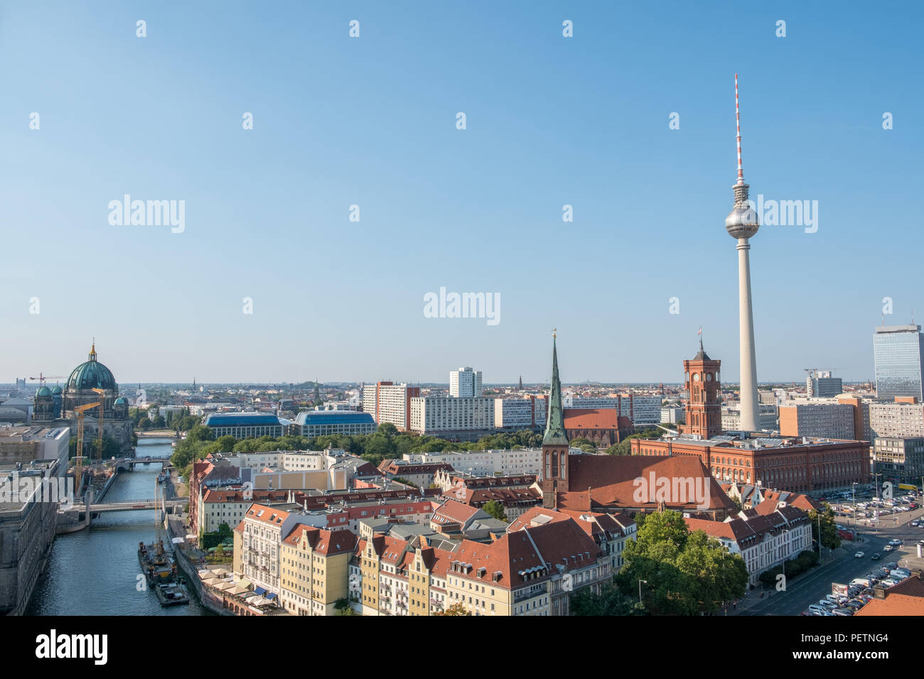 Berliner Skyline Antenne mit Fernsehturm und Berliner Dom - Stockfoto