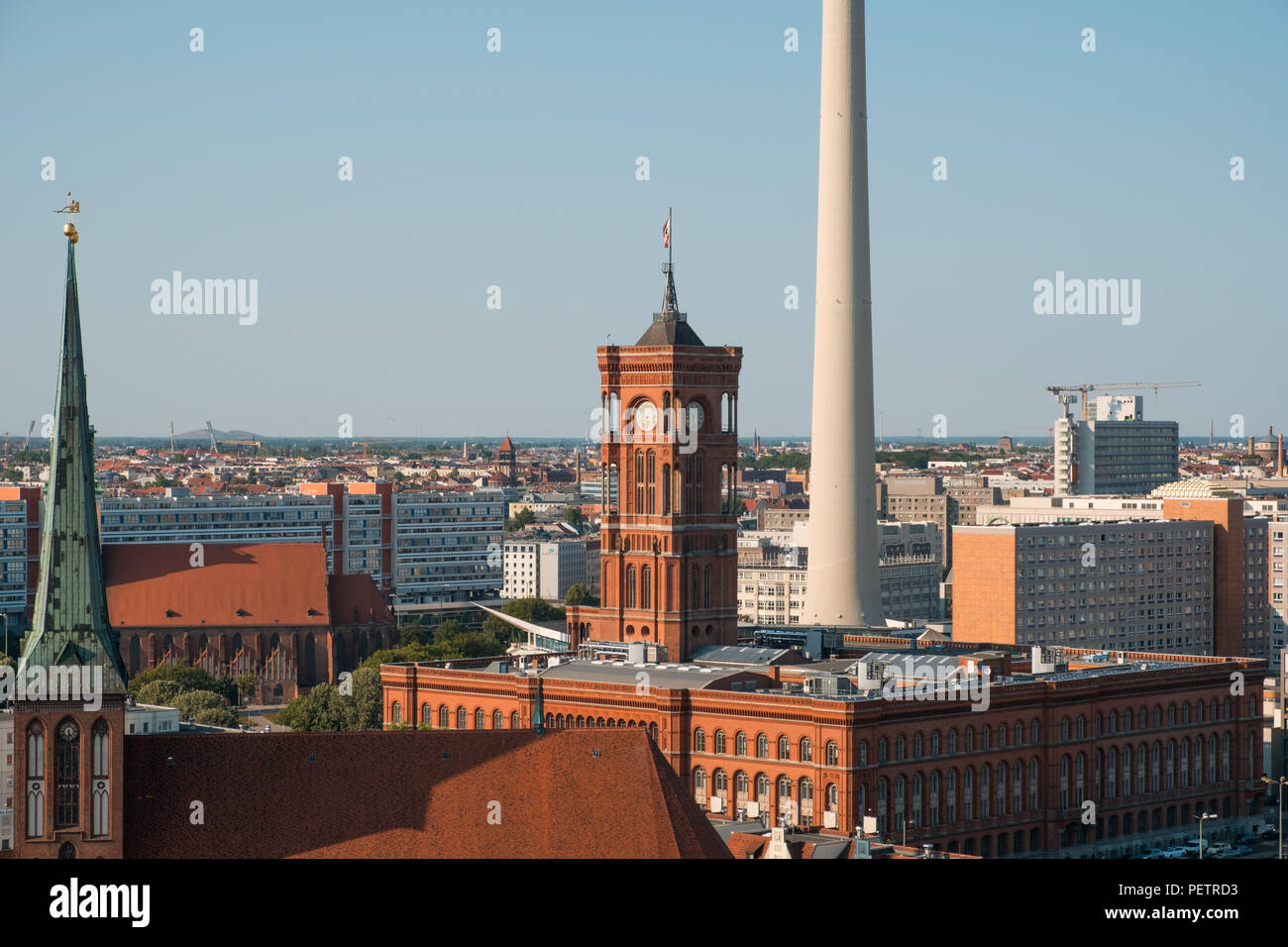 Rote Stadt Hall (Rotes Rathaus) und Fernsehturm, Berlin Alexanderplatz Stockfoto