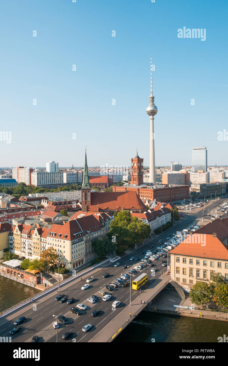 Berliner Skyline Antenne mit Fernsehturm und dem Roten Rathaus Stockfoto