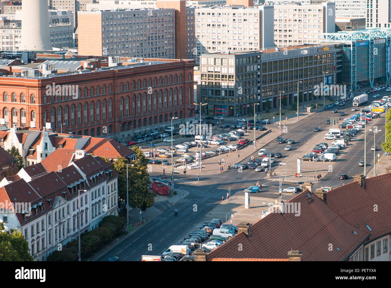 Stadt Antenne, den städtischen Verkehr Konzept-Autos auf Kreuzung in Berlin Mitte Stockfoto