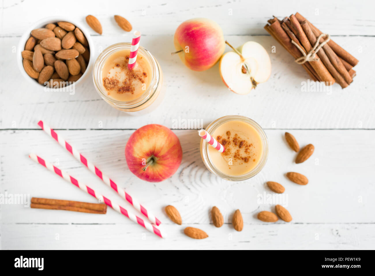 Apple Pie smoothie Protein Drink mit Mandelmilch. Hausgemachte apple Smoothie mit Apfelkuchen Gewürze (Zimt) auf weißem Hintergrund Holz, kopieren. Stockfoto