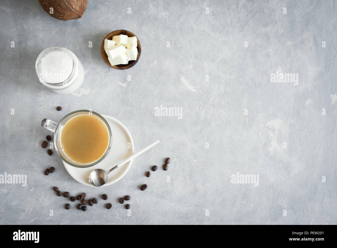 Bulletproof Kaffee, gemischt mit organischen Butter und MCT Kokosöl, Paleo, Keto, Ketogenic trinken Frühstück. Stockfoto