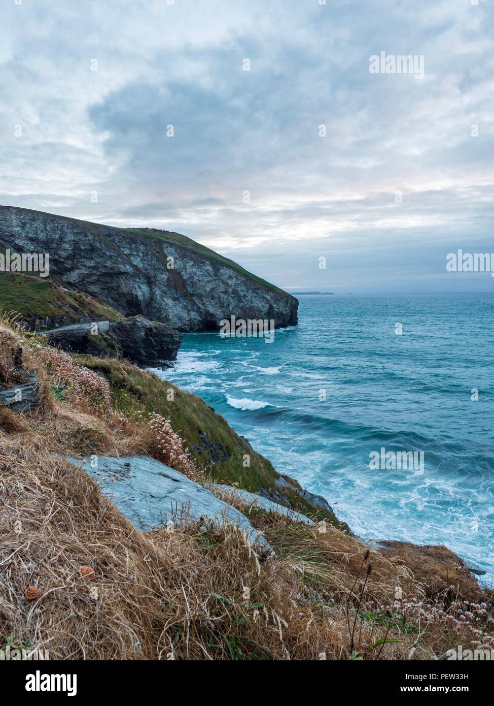 Mit Blick auf die Wellen an der Küste in Trebarwith Strand, Cornwall Stockfoto