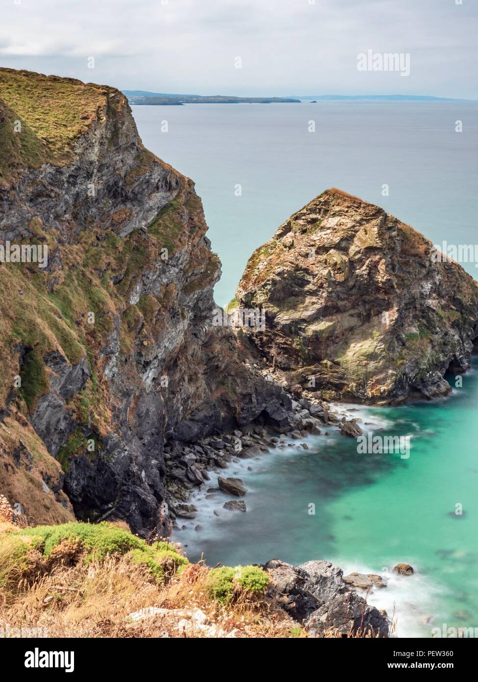 Mit Blick auf das Meer unter den Klippen der Küste von North Cornwall Stockfoto