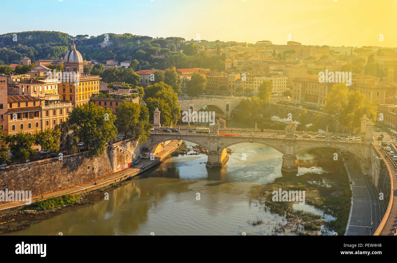 Blick auf den Tiber in Rom an einem heißen Sommertag Stockfoto