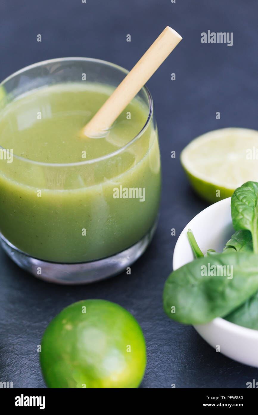 Grüne Smoothie trinken mit Stroh auf dunklem Hintergrund closeup Stockfoto