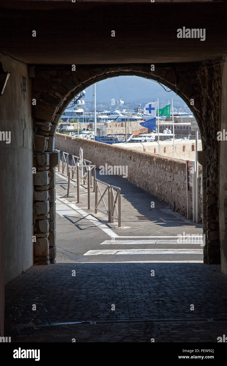 Straßenszene in der Altstadt, Antibes, Frankreich Stockfoto