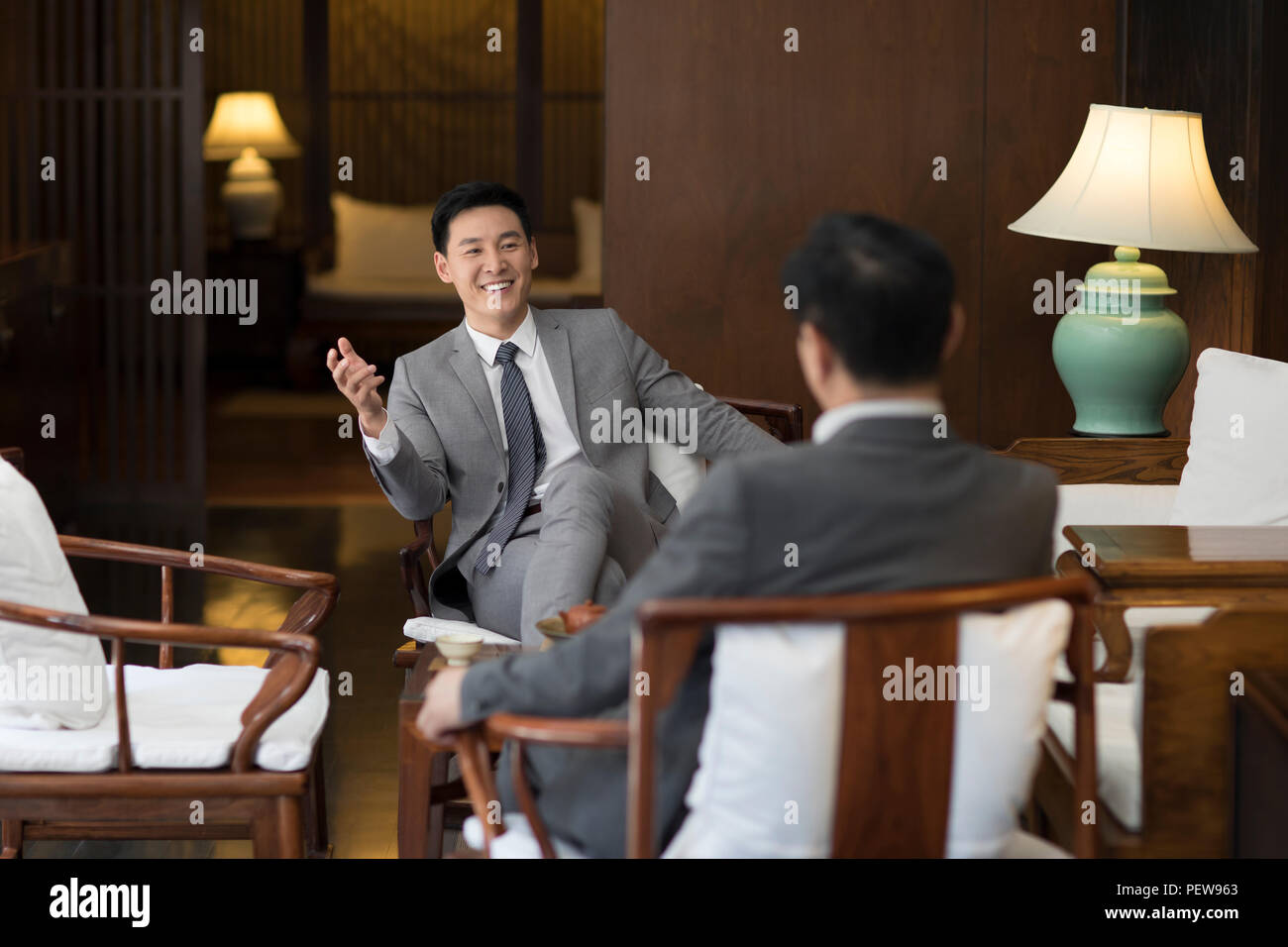 Fröhliche Geschäftsleute sprechen in Kaffee Zimmer Stockfoto