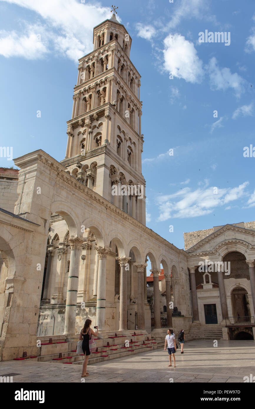 Split, Kroatien. Kathedrale des Heiligen Domnius Glockenturm und die alten Peristyl. Stockfoto