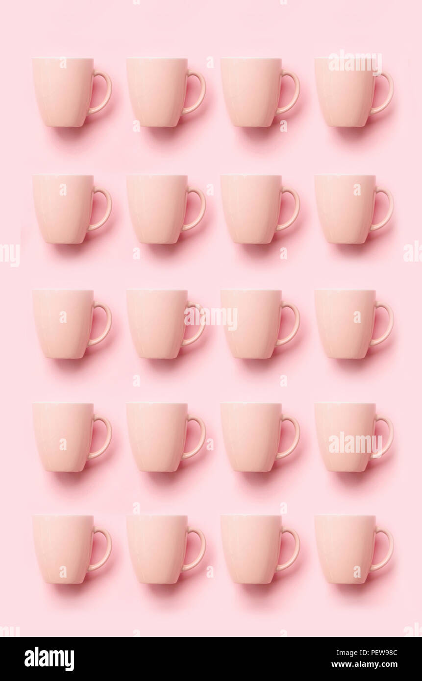 Muster von rosa Tassen über druckvolle Hintergrund. Geburtstag Feier, baby Konzept Dusche. Pastellfarben. Banner. Minimalistisches Design. Stockfoto