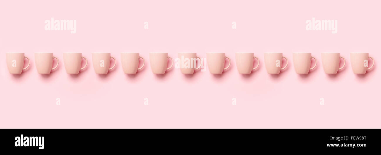 Zeile mit rosa Tassen über druckvolle Hintergrund. Geburtstag Feier, baby Konzept Dusche. Pastellfarben Muster. Banner. Minimalistisches Design. Stockfoto