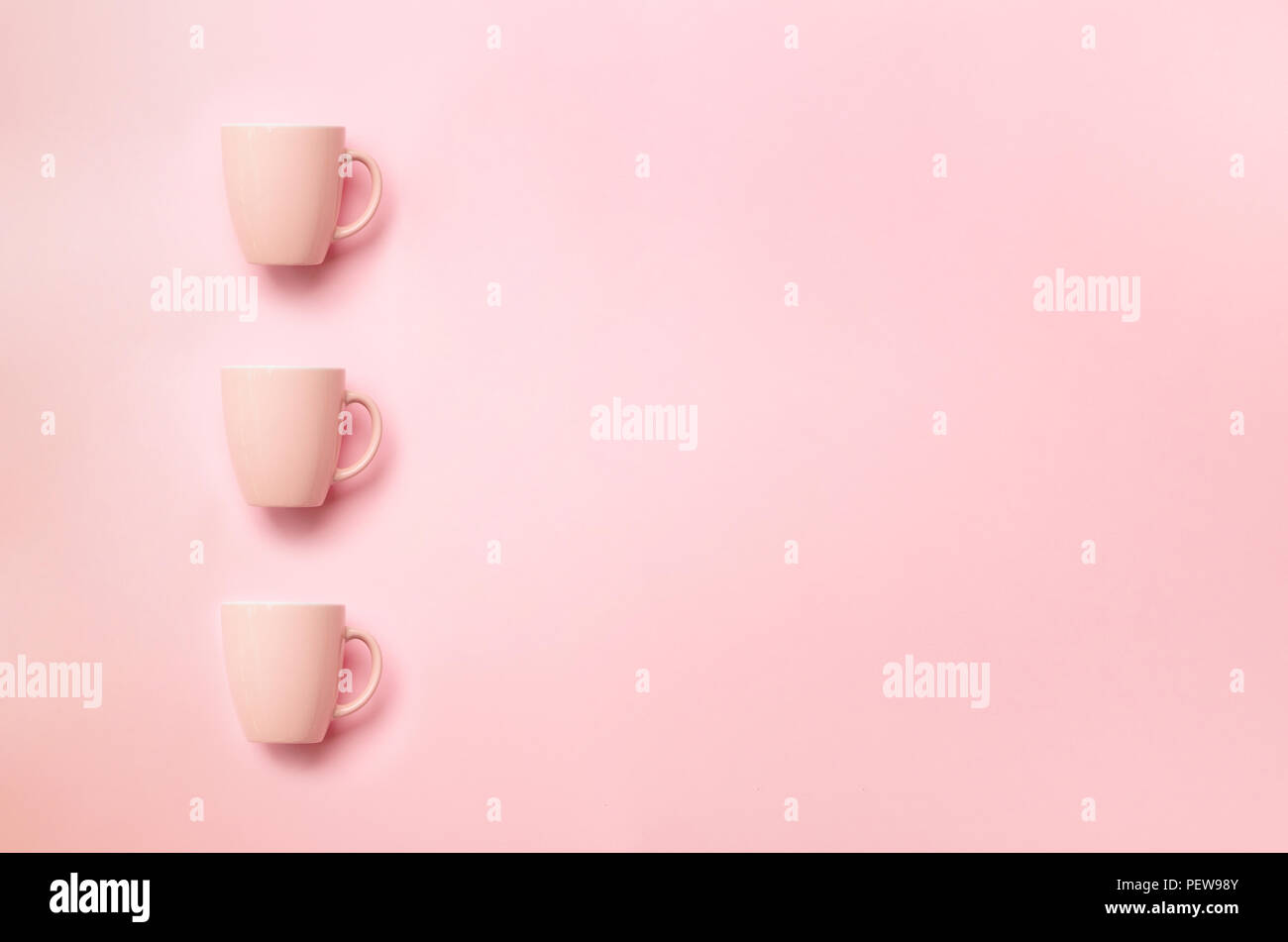 Zeile mit rosa Tassen über druckvolle Hintergrund. Geburtstag Feier, baby Konzept Dusche. Pastellfarben Muster. Banner. Minimalistisches Design. Stockfoto