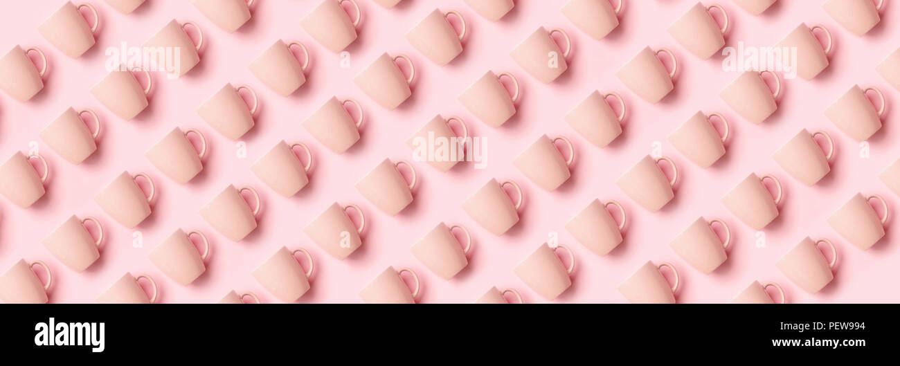 Muster von rosa Tassen über druckvolle Hintergrund. Geburtstag Feier, baby Konzept Dusche. Pastellfarben. Banner. Minimalistisches Design. Stockfoto