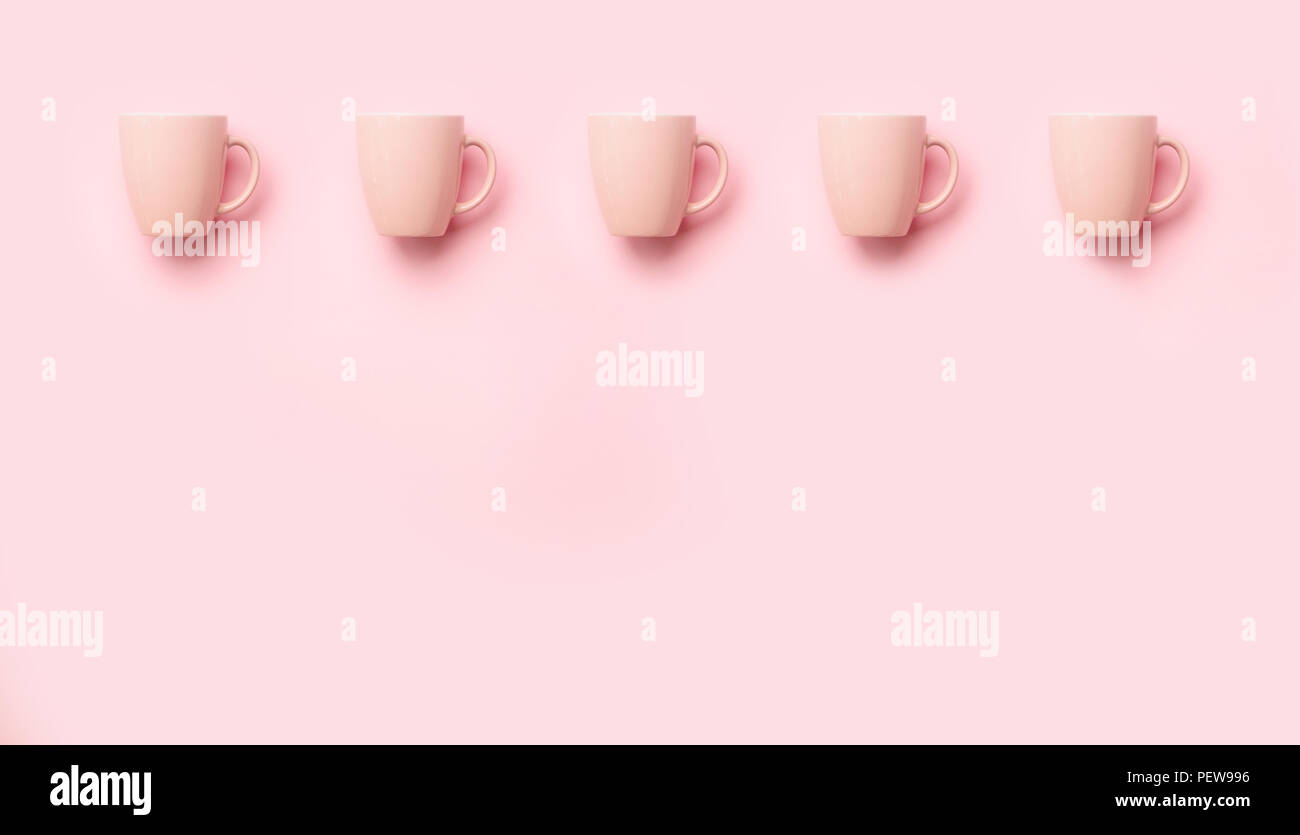 Zeile mit rosa Tassen über druckvolle Hintergrund. Geburtstag Feier, baby Konzept Dusche. Pastellfarben Muster. Banner. Minimalistisches Design. Stockfoto