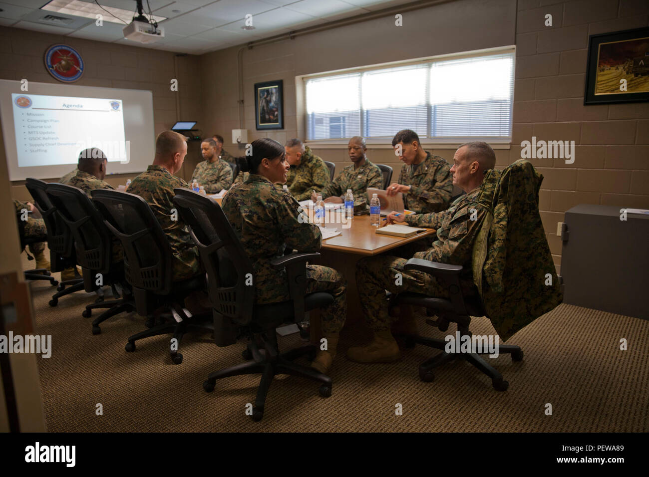 Us Marine Corps Maj Gen Vincent A. Coglianese, 1 Marine Logistics Group Commander, besucht eine kurze mit Oberst David E. Jones, Kommandierender Offizier der Marine Corps Combat Service Support Schulen und Masse der Schulen" (GSS) Personal an Bord Camp Johnson, N.C., Jan. 22, 2016. Generalmajor Coglianese sprach mit Personal aus beiden Logistik Schule und GSS, Marine Corps Combat Service unterstützen Schulen bei seinem Besuch. (U.S. Marine Corps Combat Kamera Foto von Lance Cpl. Amy L. Plunkett/Freigegeben) Stockfoto