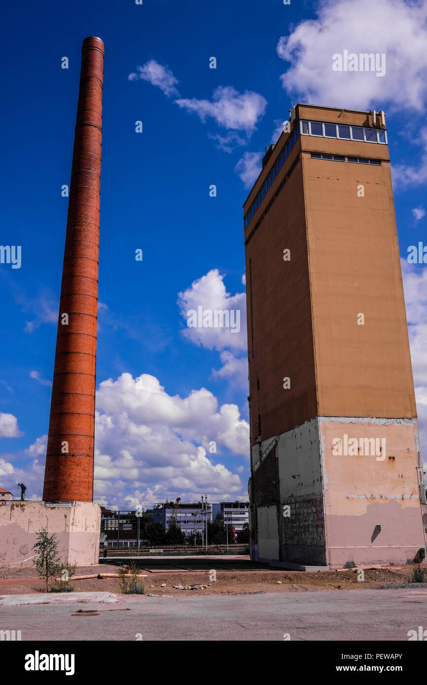 Porträt Blick auf den Turm und Schornstein der alten Kardinal Brauerei, nun  konvertiert als Industriestandort Blue Factory, in Fribourg, Schweiz  benannt Stockfotografie - Alamy