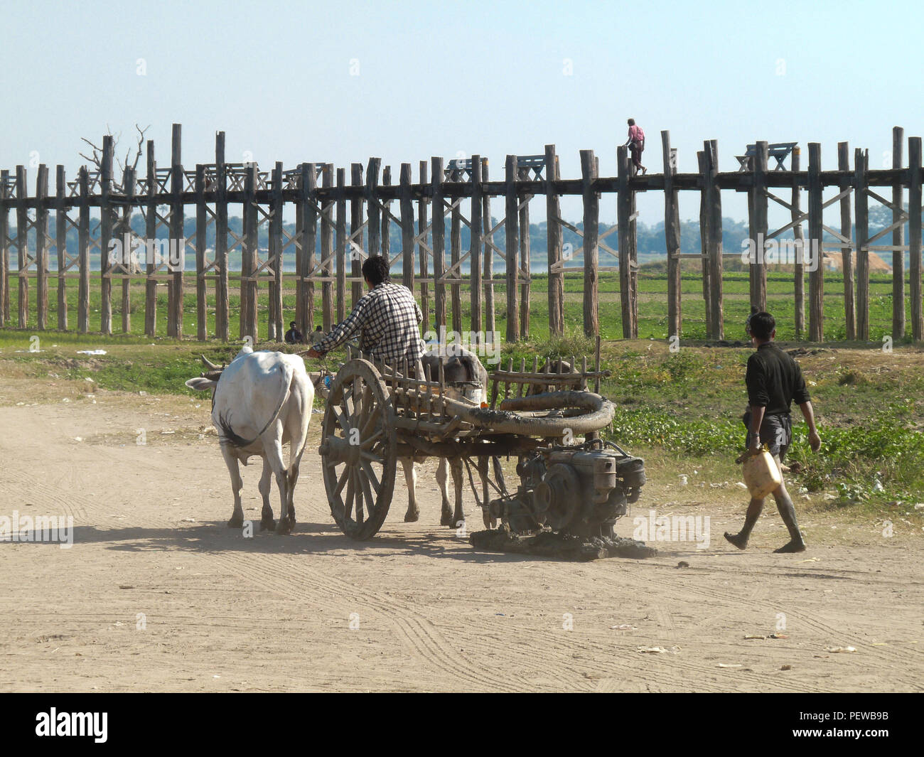 Querformat des U-Bein Brücke in Amarapura, Myanmar, mit Einheimischen auf einem alten Ochsenkarren im Vordergrund. Stockfoto
