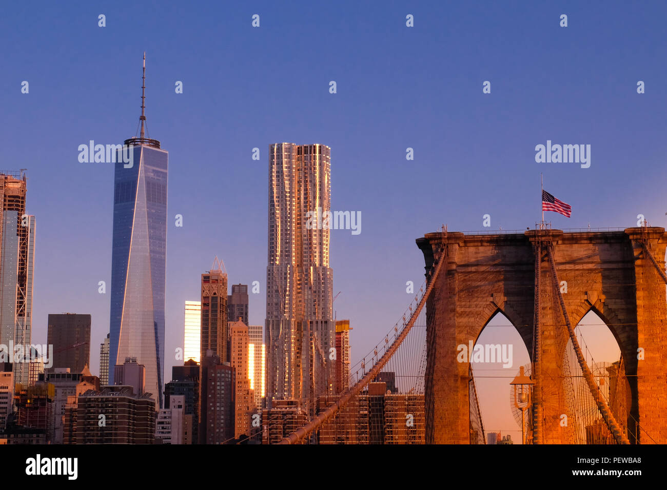 Landschaft Blick auf den Financial District von Manhattan Skyline, Schuß bei Sonnenaufgang die Sonne auf den Wolkenkratzern widerspiegelt Stockfoto