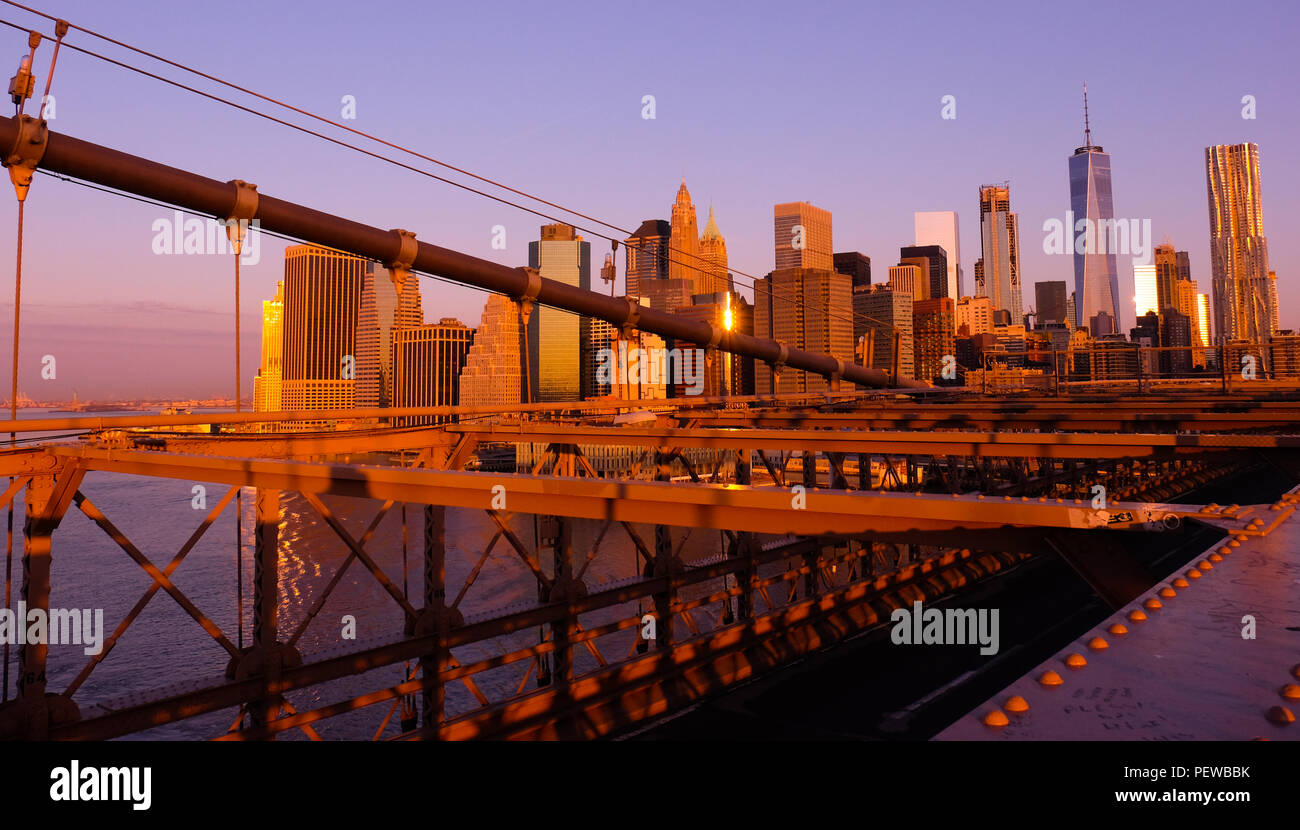 Landschaft Blick auf die Skyline des Financial District von Manhattan von der Brooklyn Bridge, Schuß bei Sonnenaufgang Stockfoto