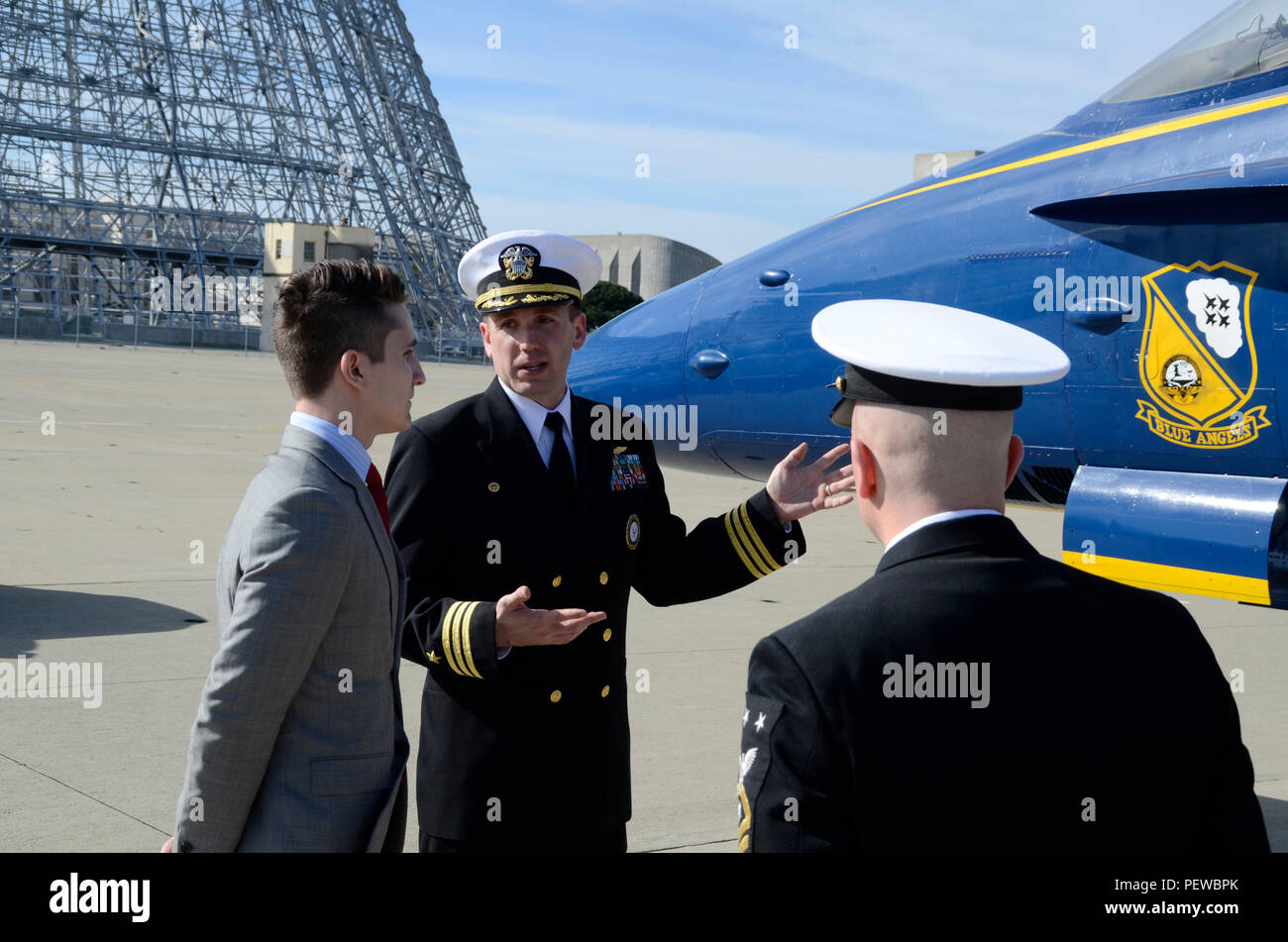 160204-N-RU 841-034 MOUNTAIN VIEW, Calif (Feb. 4, 2016) - Cmdr. Raymond Stromberger, kommandierender Offizier der Marine-einziehende Bezirk San Francisco, erläutert die Funktionen der Blue Angels F/A-18 Hornet jet Flugzeug zu Officer Candidate Brenden Peterson auf dem Flug Linie der Moffett Field. Blue Angels flight Demonstration squadron der Marine, waren in Moffett Field in der Vorbereitung für ihre Leistung im Super Bowl 50. Peterson, Sohn des Marine-einziehende Bezirk von San Francisco Command Master Chief David Peterson, wurde von seinem Vater und Stromberger mit der Möglichkeit, die Eidesleistung überrascht Stockfoto