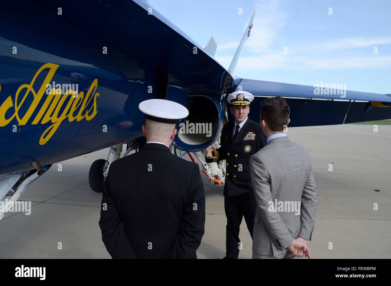 160204-N-RU 841-046 MOUNTAIN VIEW, Calif (Feb. 4, 2016) - Cmdr. Raymond Stromberger, kommandierender Offizier der Marine-einziehende Bezirk San Francisco, erläutert die Funktionen der Blue Angels F/A-18 Hornet jet Flugzeug zu Officer Candidate Brenden Peterson auf dem Flug Linie der Moffett Field. Navy Flight Demonstration Team Blue Angels wurden auf Moffett Field in der Vorbereitung für ihre Leistung im Super Bowl 50. Peterson, Sohn des Marine-einziehende Bezirk von San Francisco Command Master Chief David Peterson, wurde von seinem Vater und Stromberger mit der Gelegenheit, den Eid der enlistme zu nehmen überrascht Stockfoto
