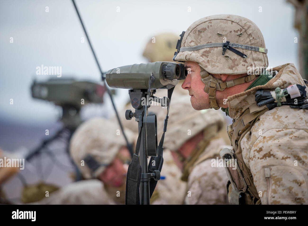 Us Marine Cpl. T.J. Cameron, Artillerie, Beobachter, 3. Light Armored Reconnaissance Bataillon, 1st Marine Division, Flecken Brände Vermögenswerte auf Ziel bei einem Brand Support Team Event bei integrierten Übung 2-16 bei Marine Corps Air Ground Combat Center Twentynine Palms, Calif., Jan. 23, 2016. MCAGCC führt entsprechende live-fire kombinierte Waffen, städtische Betriebe und gemeinsamer/Koalition level Integration Schulung, die operativen Kräfte' Bereitschaft fördern. (U.S. Air Force Foto von Master Sgt. John R. Nimmo Sr/Freigegeben) Stockfoto