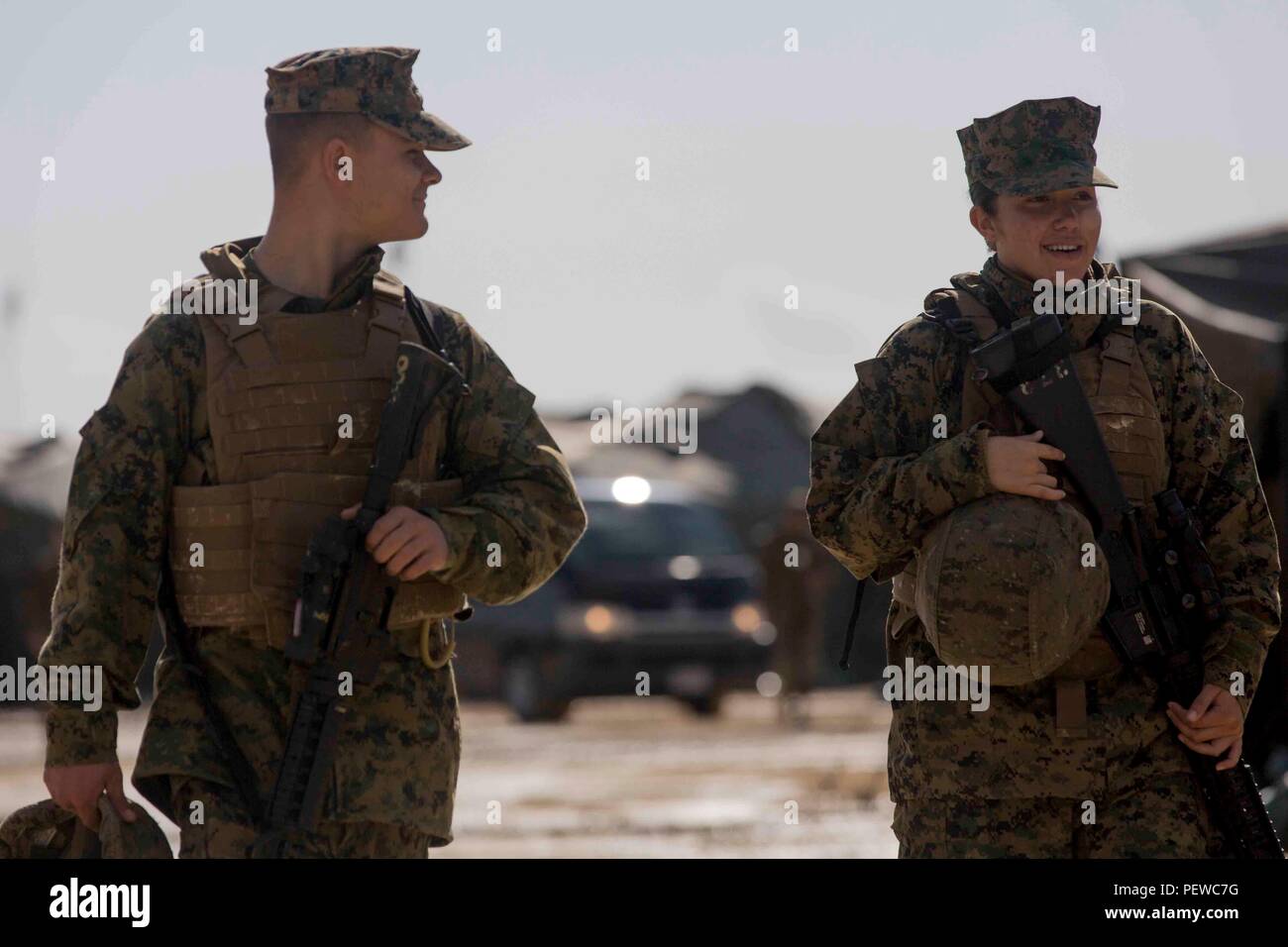 Us-Marines mit III Marine Headquarters Group, Spaziergang rund um den Campingplatz während Kommandostellenübung (CPX) 16 auf Okinawa, Japan, 31.01.2016. CPX 16 wird durchgeführt, um die III MEF-Funktionen in Intelligenz und logistische Abläufe zu verbessern, die künftige Planung und Bekämpfung der Bereitschaft. (U.S. Marine Corps Foto von MCIPAC bekämpfen Kamera Lance Cpl. Juan Bustos/Freigegeben) Stockfoto