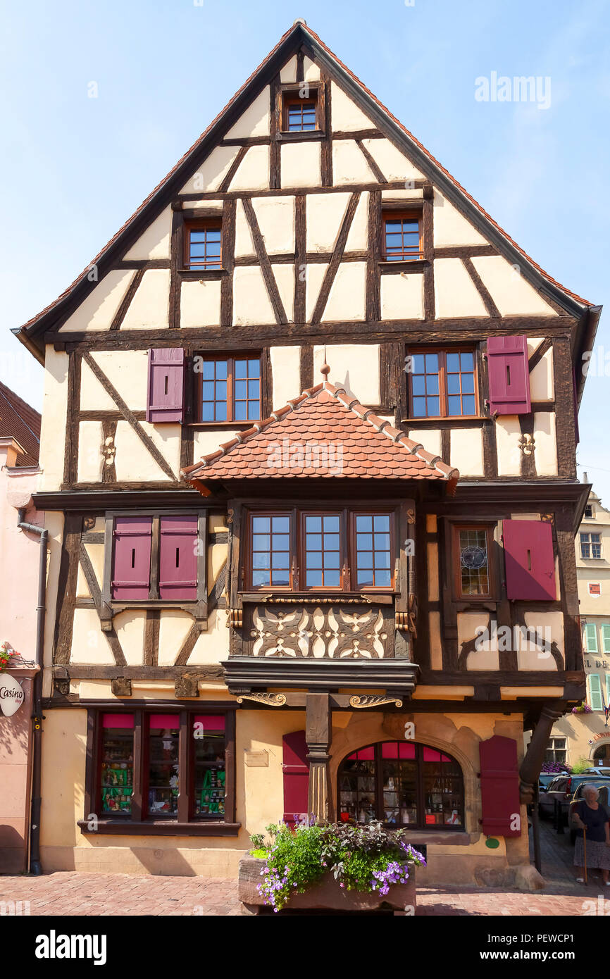 Bunte Straße in Turckheim, Elsass, Frankreich. Stockfoto