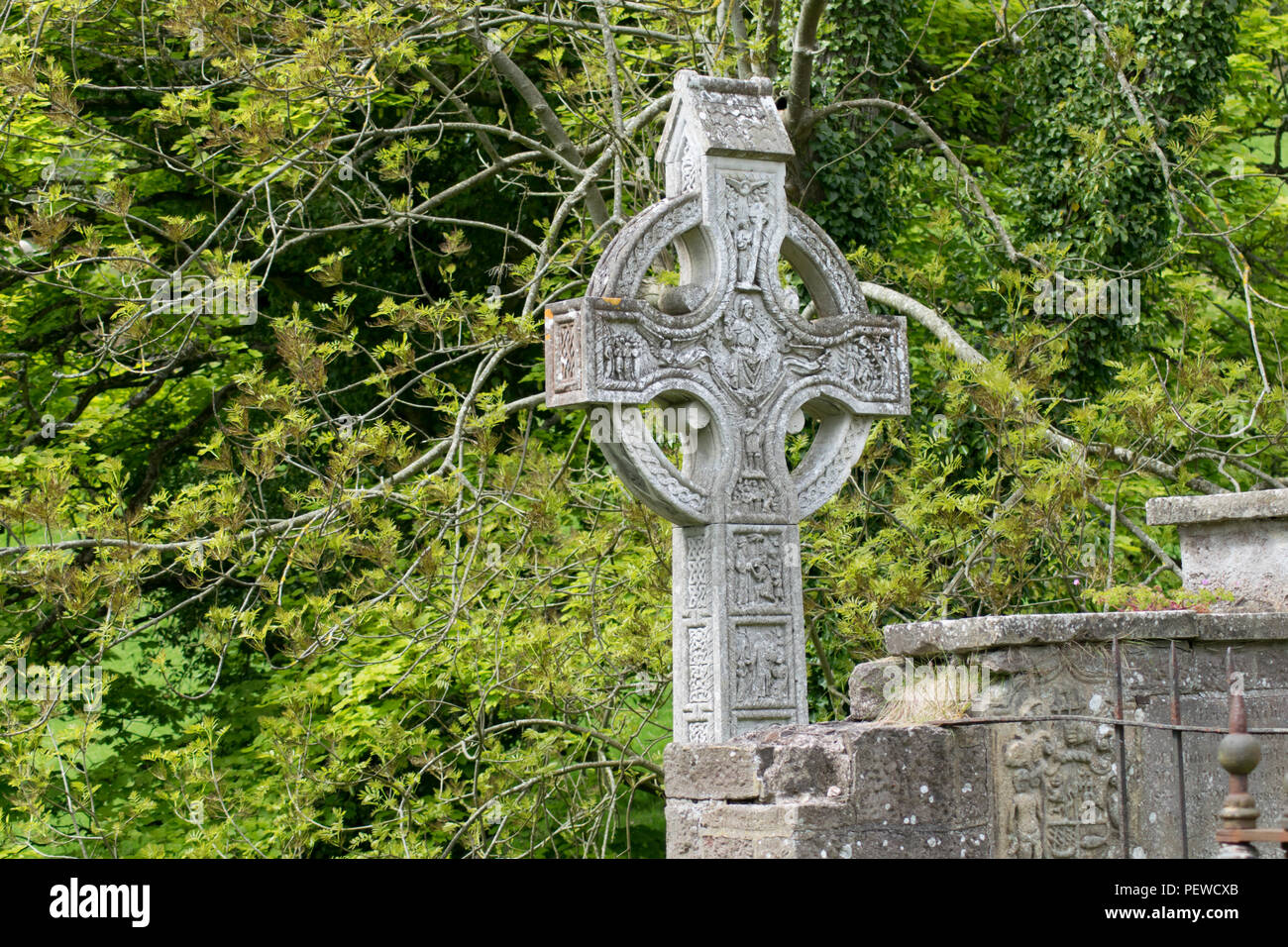Ein keltisches Kreuz an einem verlassenen Friedhof in Nordirland Stockfoto