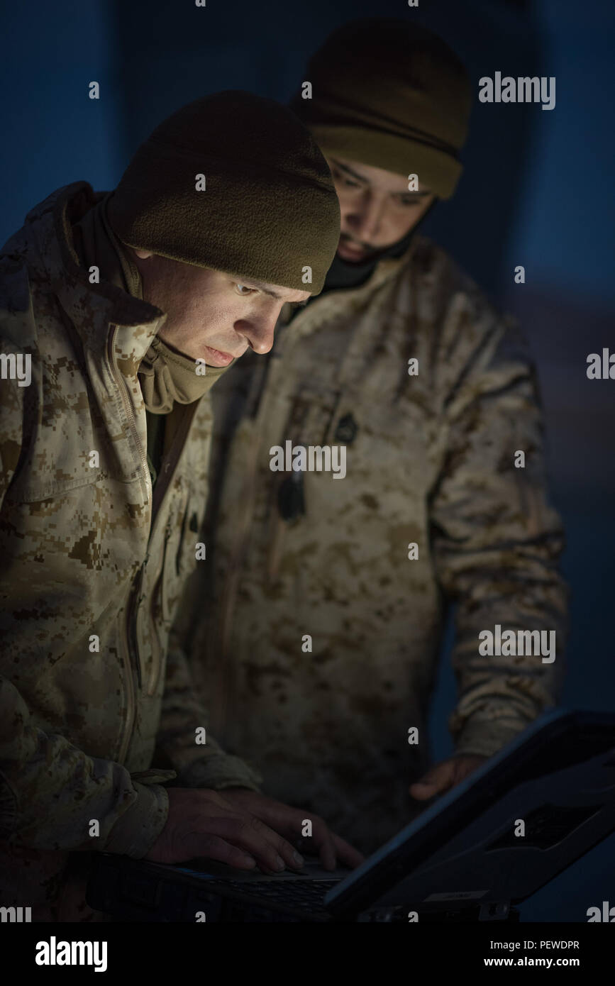 Us Marine Cpl. Rusty Defoe, Avionik Techniker (links) und Gunnery Sgt. Markieren Moravě, Flight Line Division Chief, beide mit Marine Medium Tiltrotor Squadron (VMM) 363, 3. Marine Flugzeugflügel, einem technischen Ordnung während der integrierte Ausbildung Übung 2-16 bei Marine Corps Air Ground Combat Center Twentynine Palms, Calif., Jan. 24, 2016. MCAGCC führt entsprechende live-fire kombinierte Waffen, städtische Betriebe und gemeinsamer/Koalition level Integration Schulung, die operativen Kräfte' Bereitschaft fördern. (U.S. Air Force Foto von Master Sgt. John R. Nimmo, Sr/Freigegeben) Stockfoto