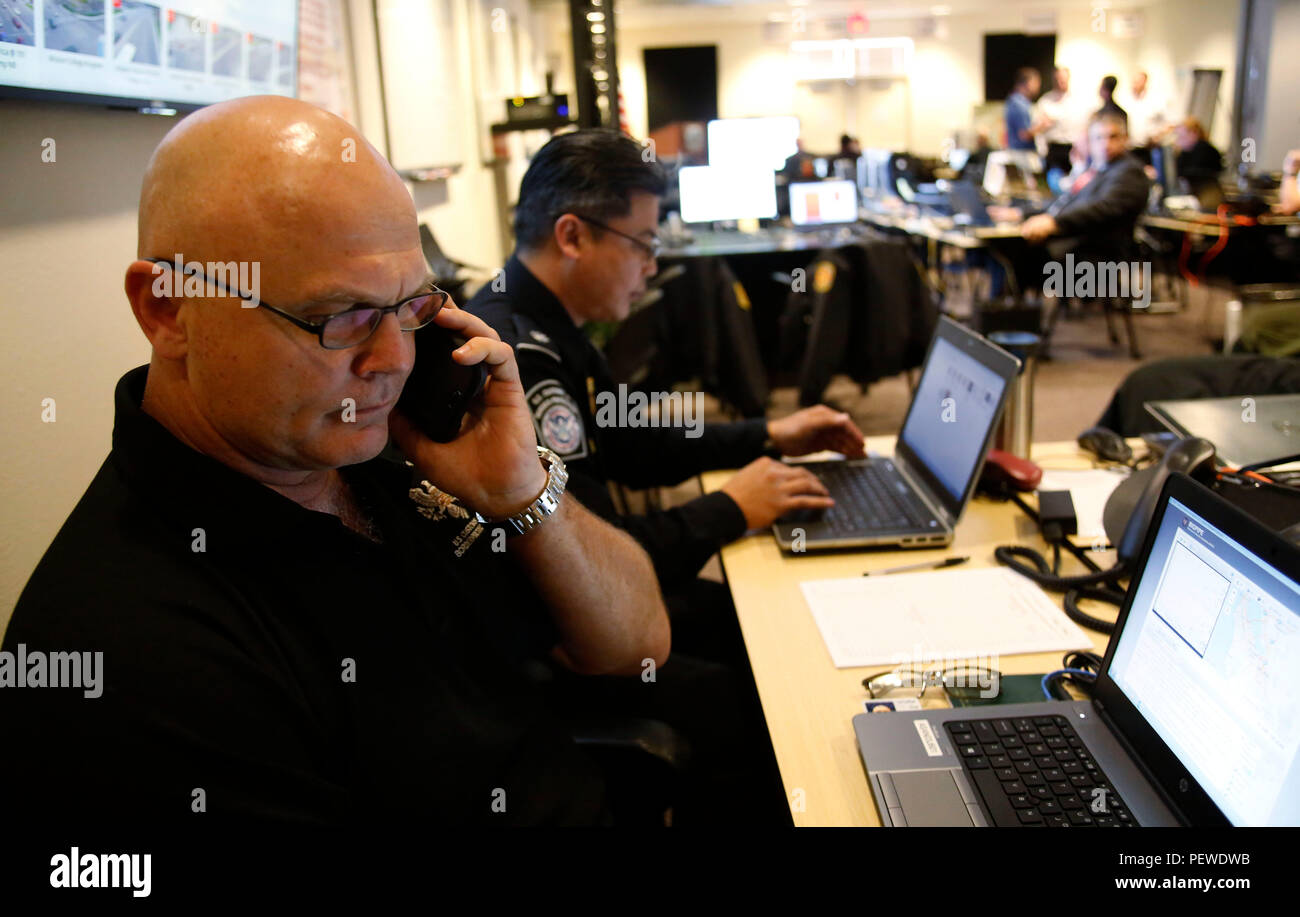 U.S. Customs and Border Protection Officer Paul J. Klein spricht mit Offizieren im Feld während der Besatzung CBPs Post eine behördenübergreifende Operations Center in Santa Clara, Kalifornien, als Bundes- und lokalen Agenturen Ramp-up Sicherheitsoperationen für Super Bowl 50 3. Februar 2016. (U.S. Customs and Border Protection Foto von Glenn Fawcett) Stockfoto