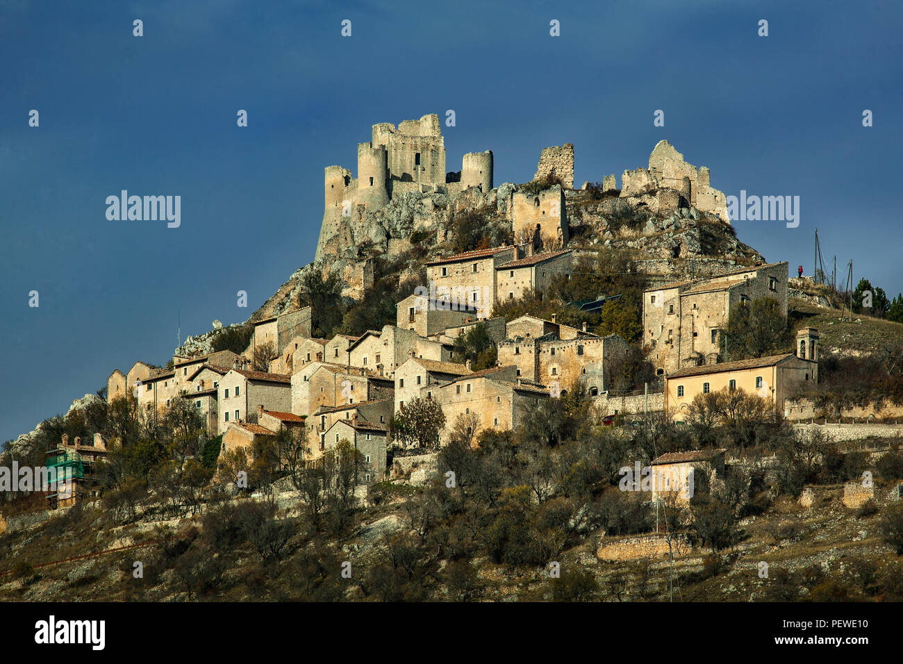 Burg Rocca Calascio am letzten Licht des Tages an einem bewölkten Wintertag. Gran Sasso und Nationalpark Monti della Laga, Abruzzen, Italien, Europa Stockfoto