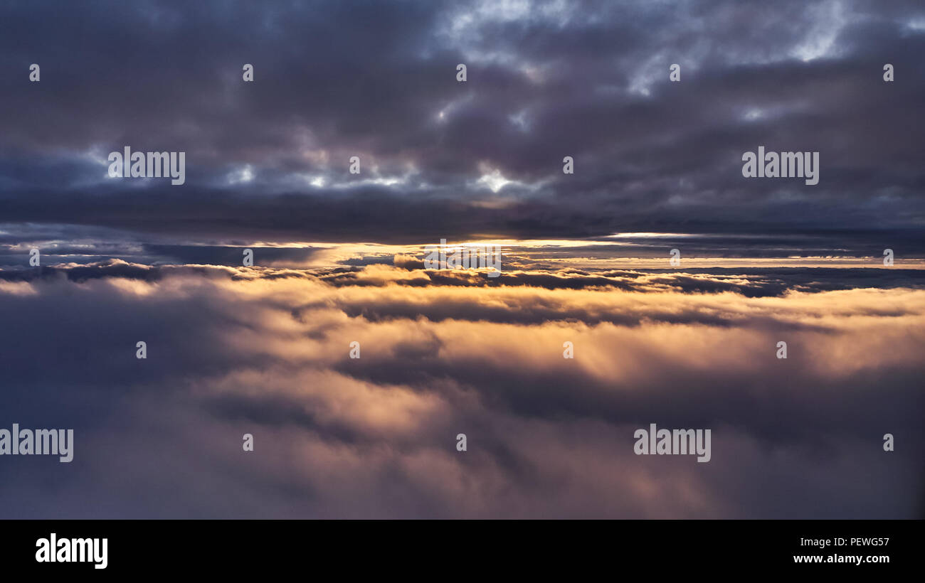 Sonne zwischen den Wolken Stockfoto