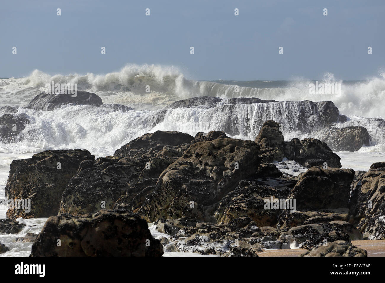 Felsigen Strand von starken Weißen Meer Wellen geschlagen Stockfoto