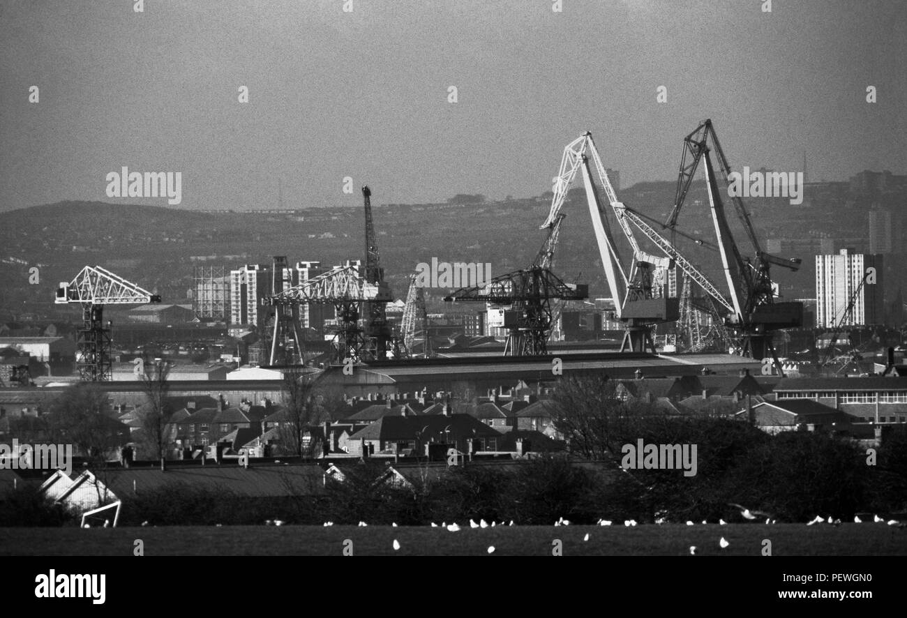 Newcastle. Wände Ende Bereich Swan Hunter Werften und Krane in 1985 und den Fluss Tyne. Stockfoto