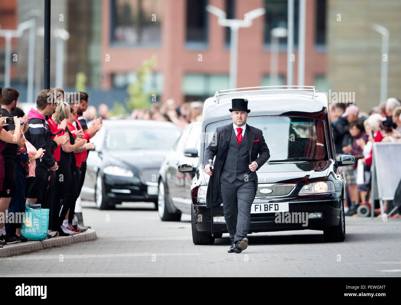 Der Trauerzug mit dem Sarg von Barry Glucksen, 73, (real Name Barry Elliott) kommt an der New York Stadium, Rotherham, für sein Begräbnis nach seinem Tod am Sonntag, August 5. Stockfoto