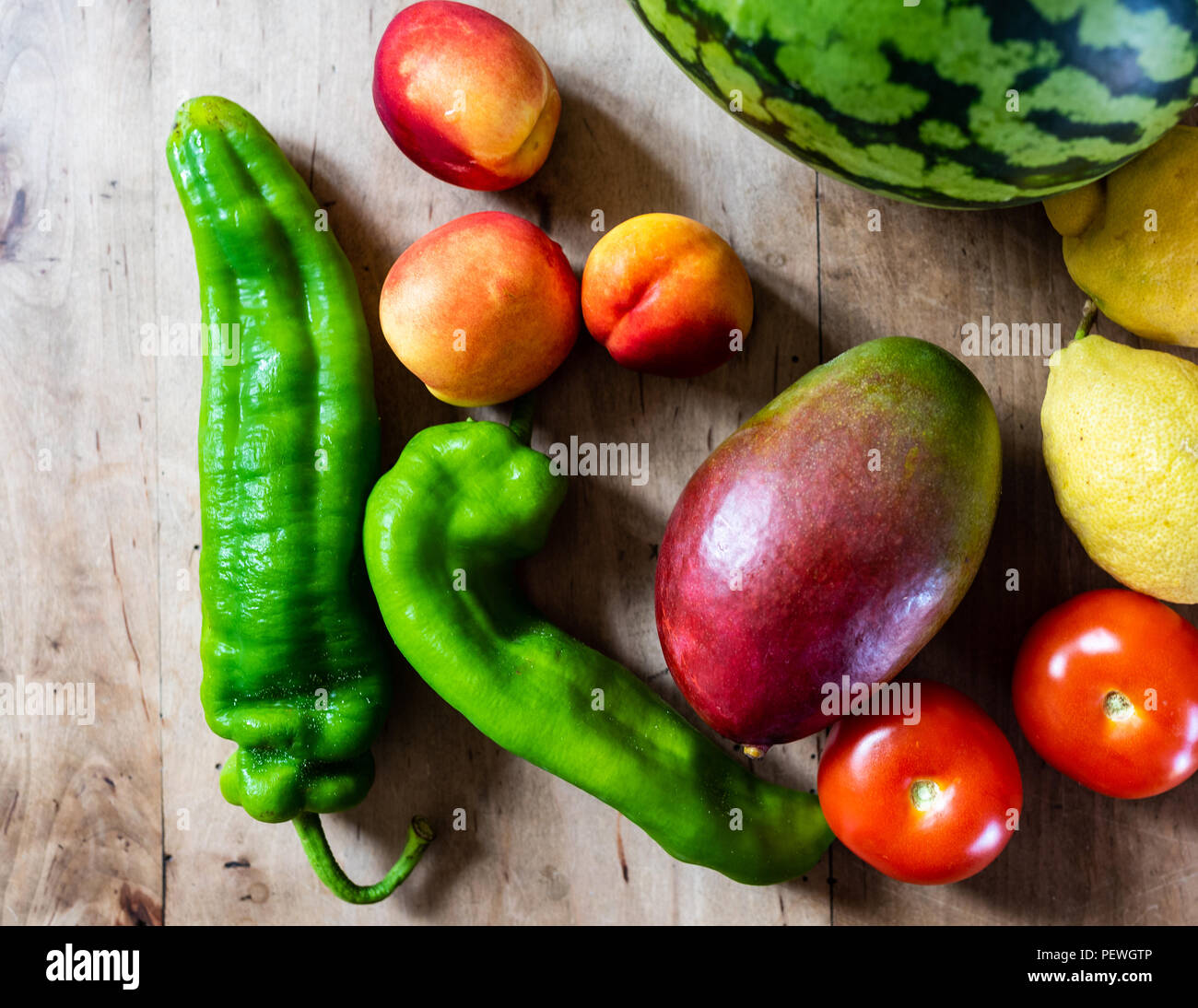 frisches Obst und Gemüse auf Holztisch Stockfoto