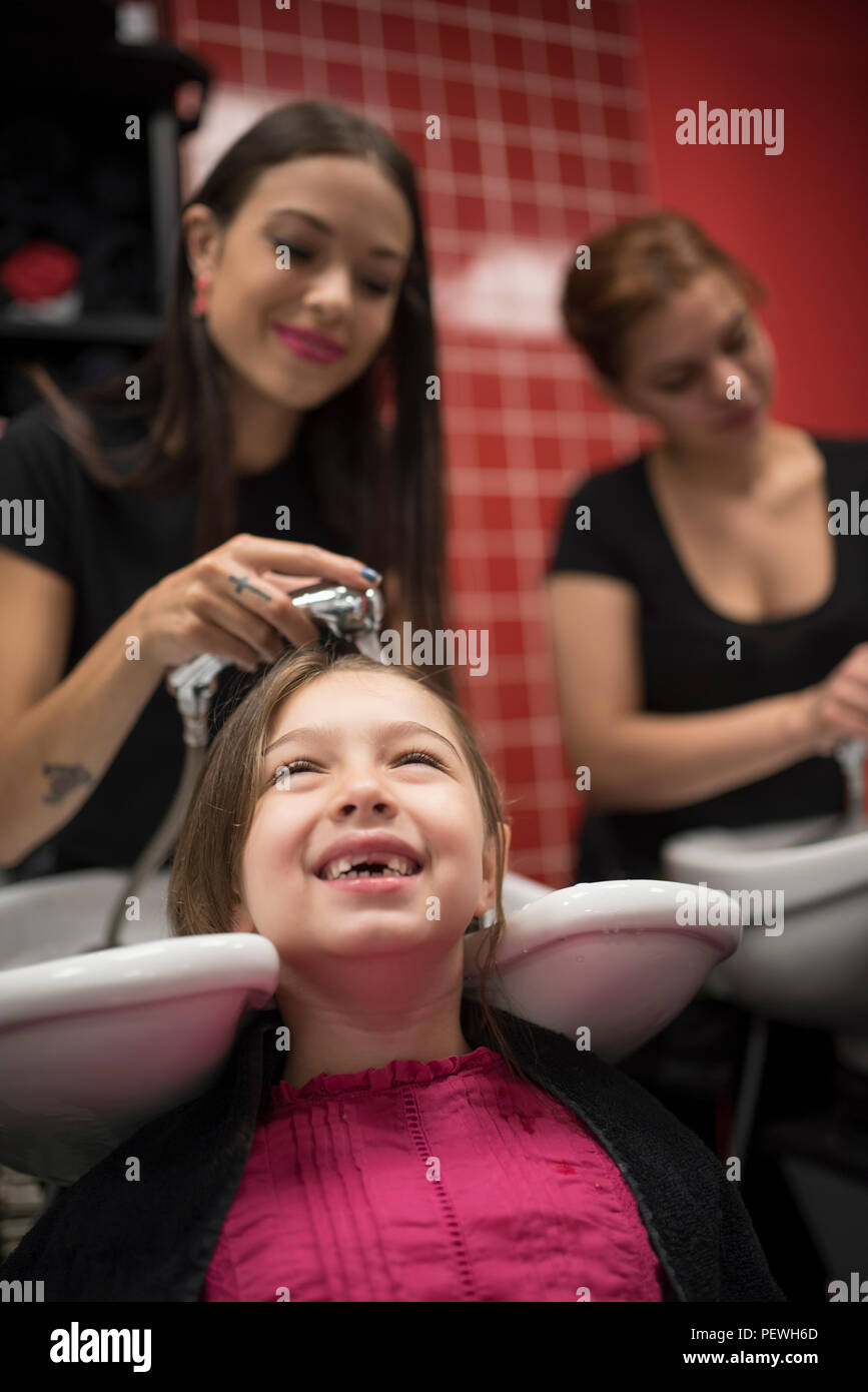 Friseure Mit Kleinen Madchen Haare Waschen Im Waschbecken Stockfotografie Alamy